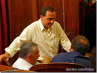 Vereador Renatinho (sentado), vereador Waldeck (em pé), ex-vereador Paulo Eduardo (de costas)
